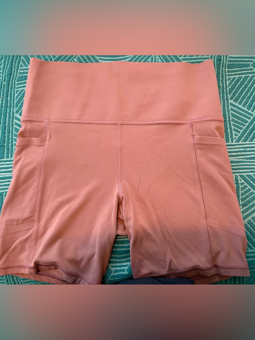 Athleta Salutation Stash 7" Shorts in Dusty Coral. Size medium
